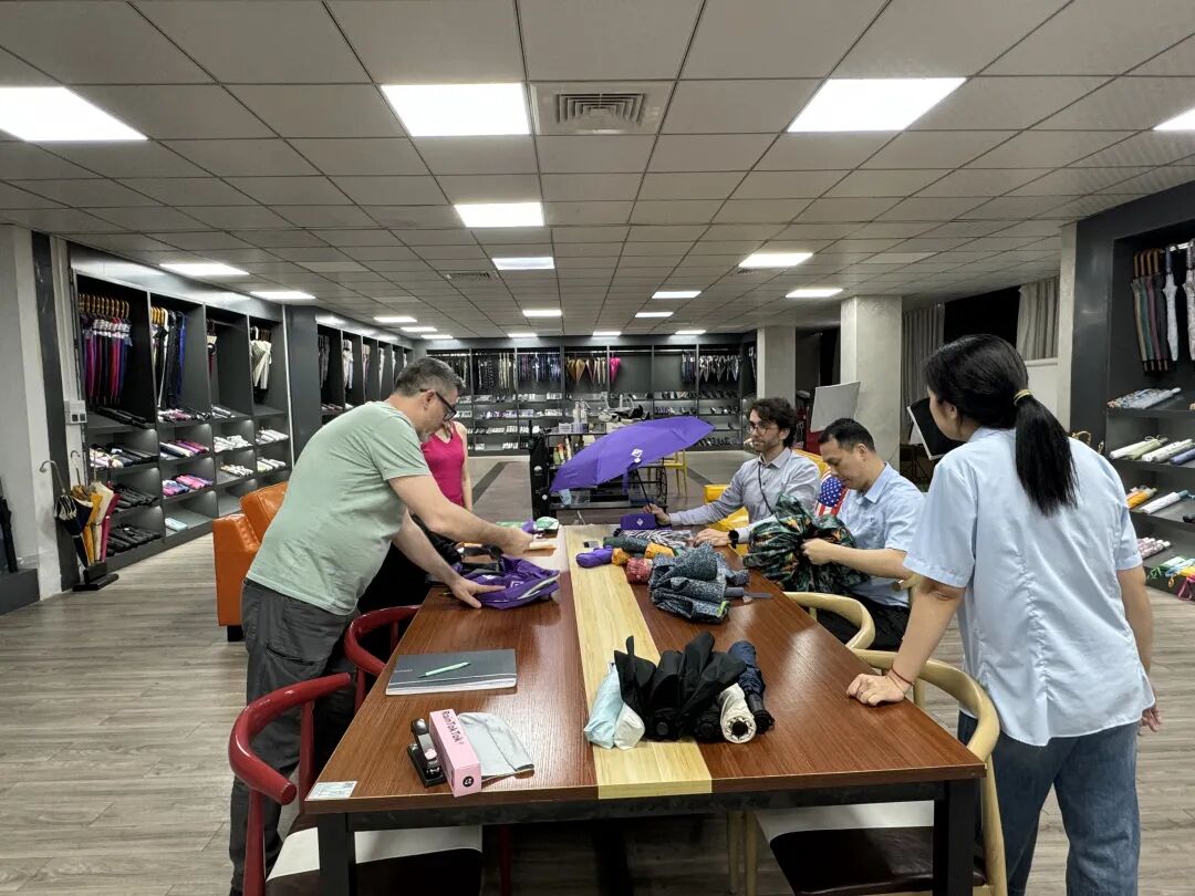 廣交會(huì)結(jié)緣?赴廠深訪｜海外客商走進(jìn)優(yōu)安納傘業(yè)，實(shí)地鑒證硬核實(shí)力
